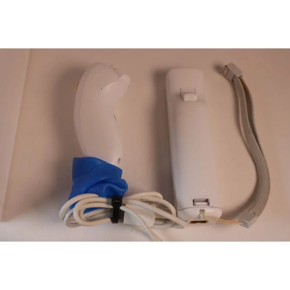 Nintendo Wii White Console RVL-001 W/ 1 OEM controller/chuk, 2 games, cord